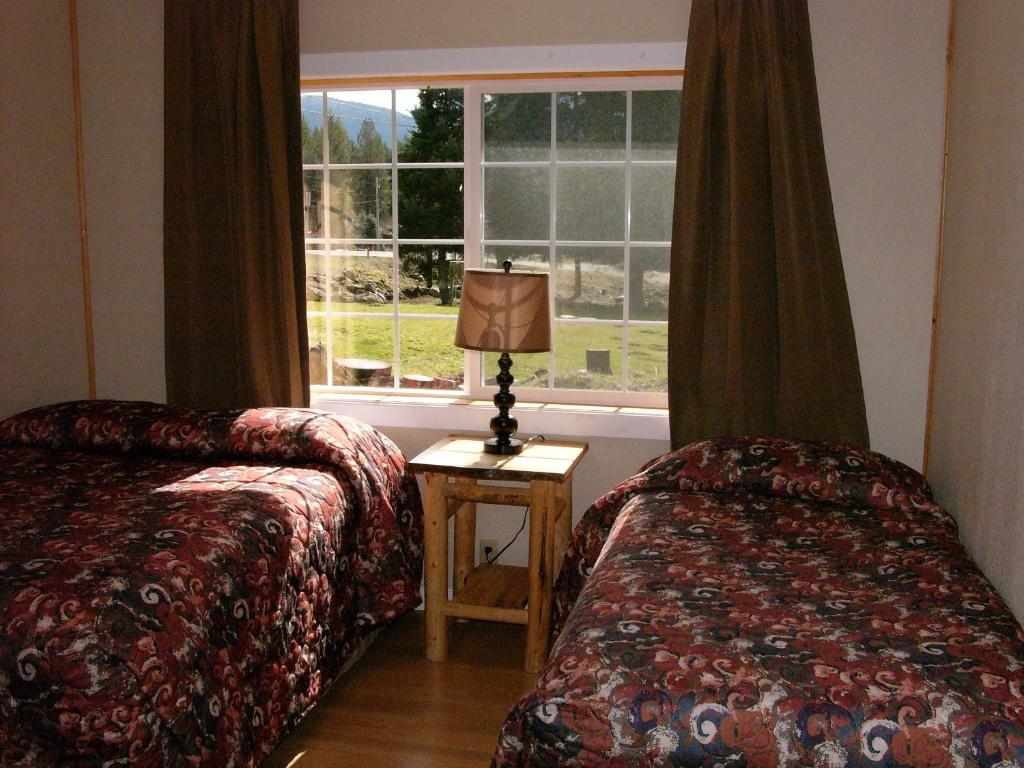 um quarto com 2 camas e uma janela em Mountain View Lodge - No Pets allowed em Packwood