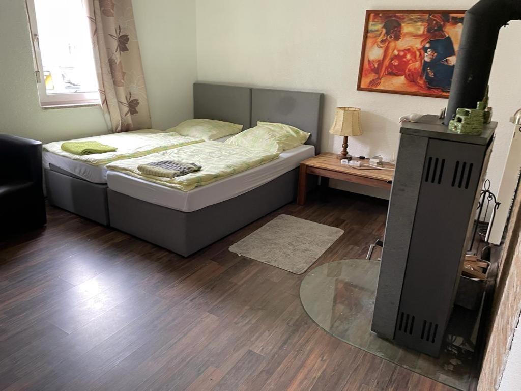 - une chambre avec un lit et du parquet dans l'établissement Gästehaus Linden, à Linden