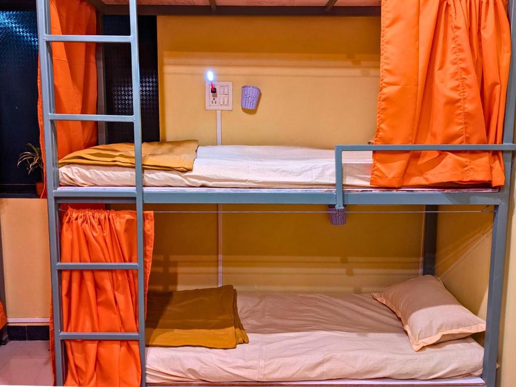Postel nebo postele na pokoji v ubytování Awaara Backpackers Hostel, Alibag