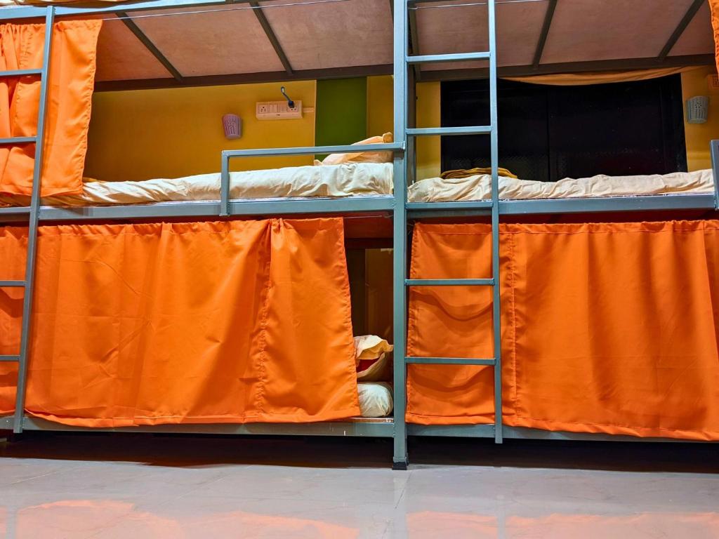Palanda nebo palandy na pokoji v ubytování Awaara Backpackers Hostel, Alibag