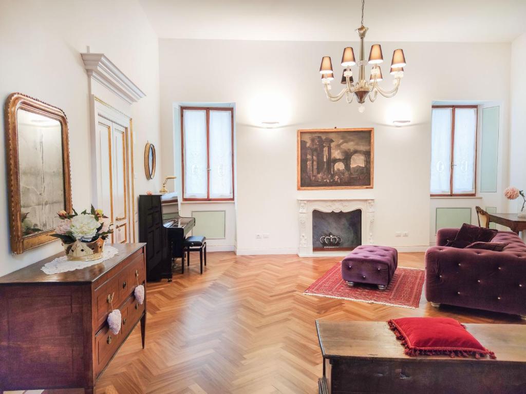 a living room with a couch and a fireplace at La Scarpetta Magica un soggiorno a 5 stelle spiaggia inclusa in Offida