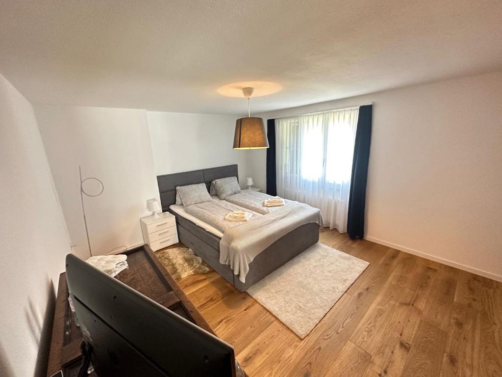 Postel nebo postele na pokoji v ubytování Alpina Appartment Kandersteg