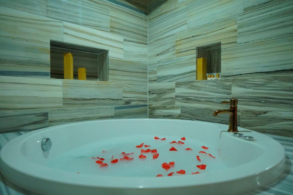 Holiday Cave Hotel - Queen Suite