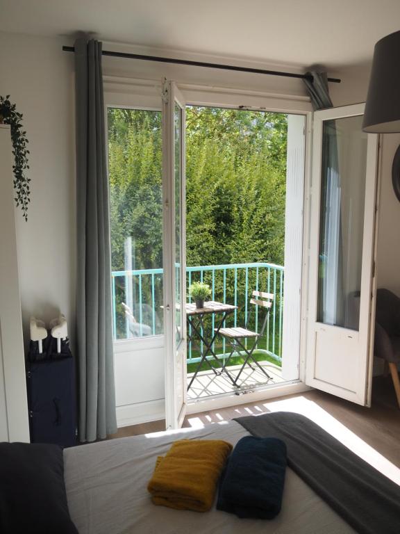 Terrasse, vue sur jardin arboré et place de parking gratuite - Studio