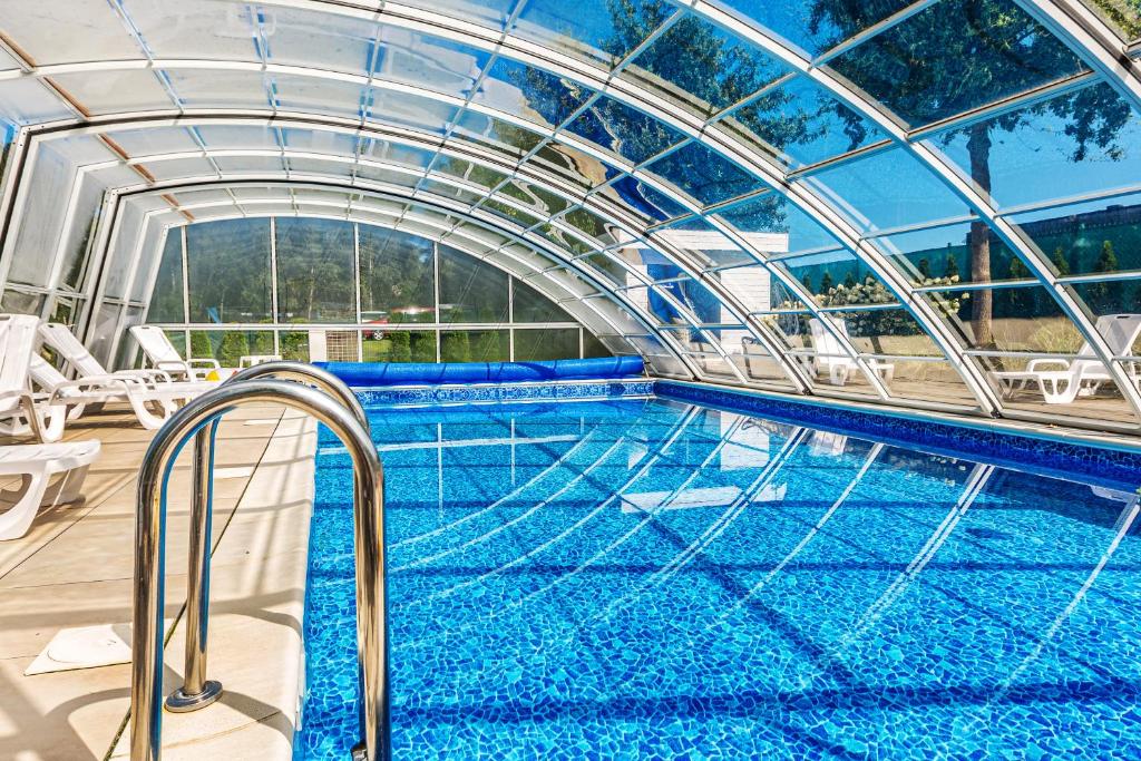 Bazén v ubytování Dom Wczasowy Rudnik z basenem, sauną i banią nebo v jeho okolí