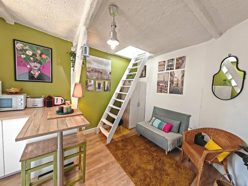 un salon avec un escalier et une table dans l'établissement Le Cocon du Pré-Saint-Gervais, à Le Pré-Saint-Gervais