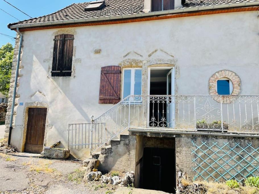Casa antigua con escalera y balcón en Le Gîte des Hautes Côtes, en Nolay