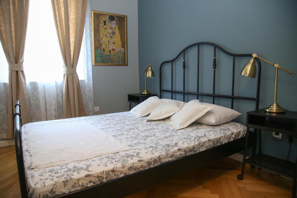 - une chambre bleue avec un lit doté de draps et d'oreillers blancs dans l'établissement Lux Apartment Duje, à Split