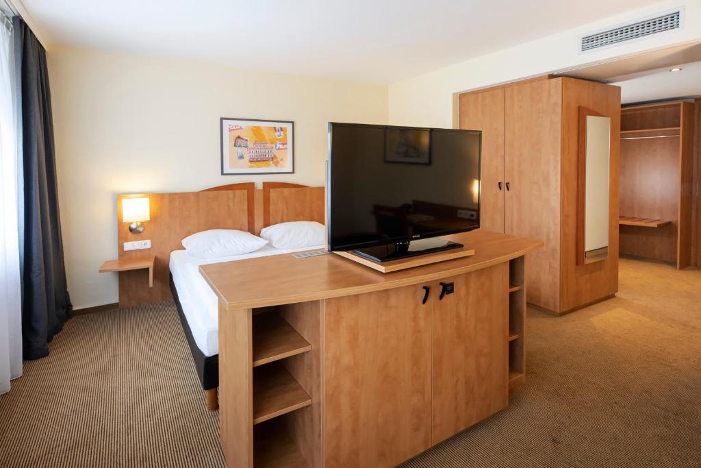 TV a/nebo společenská místnost v ubytování ACHAT Hotel Braunschweig