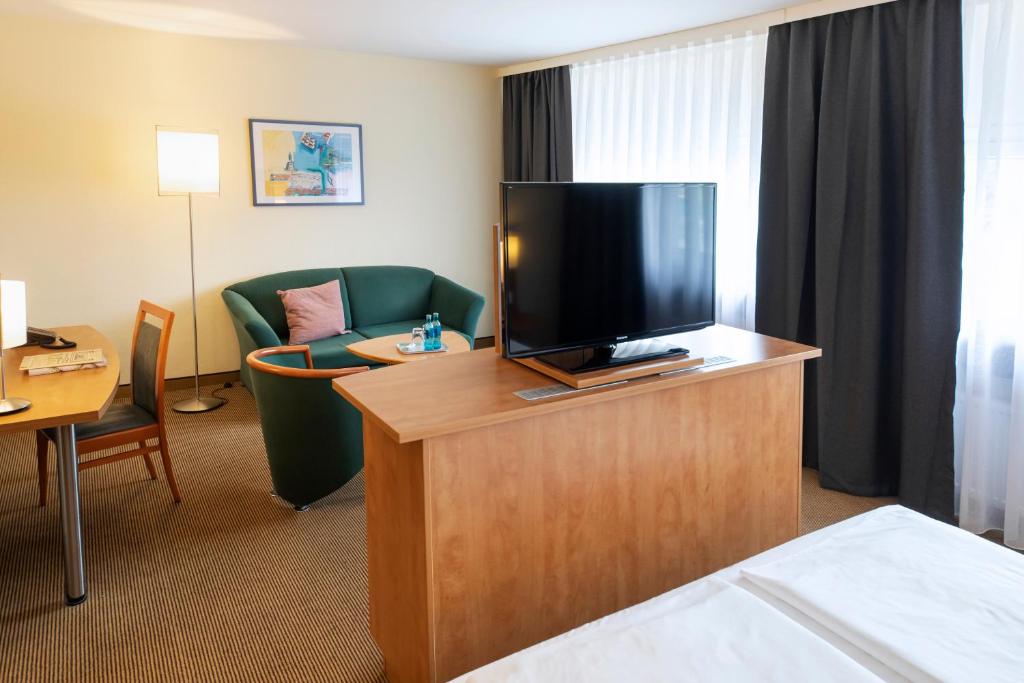 TV a/nebo společenská místnost v ubytování ACHAT Hotel Braunschweig