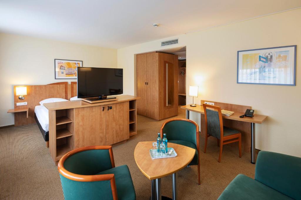 TV a/nebo společenská místnost v ubytování ACHAT Hotel Braunschweig