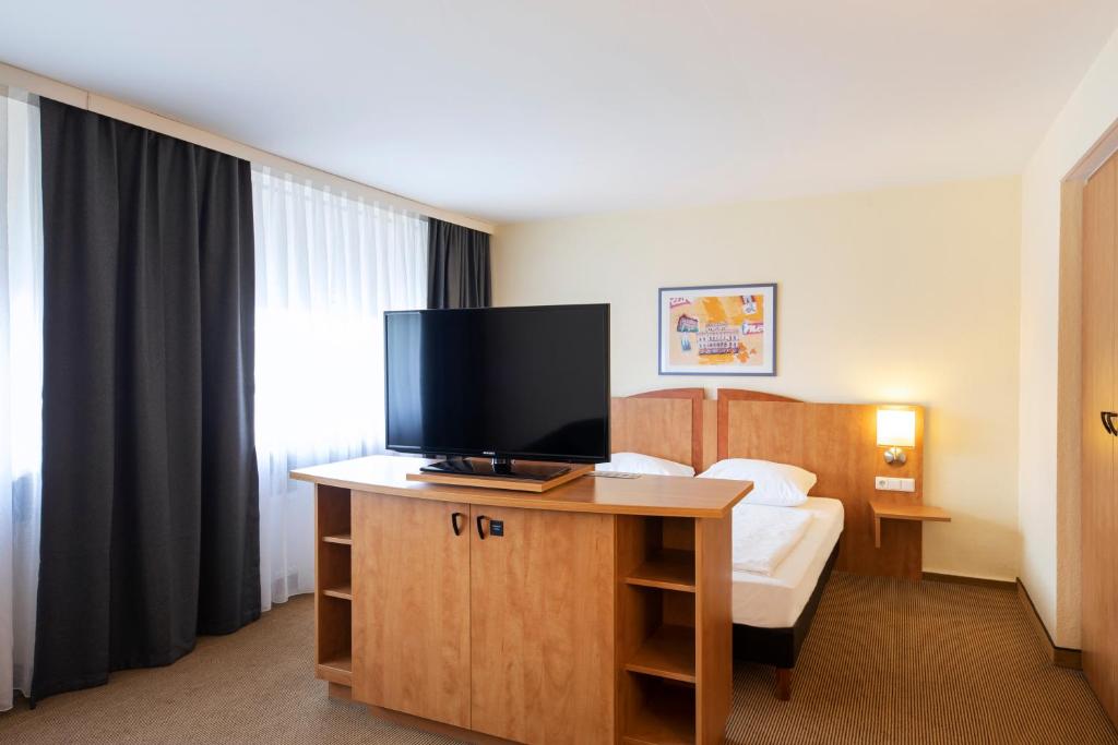 TV a/nebo společenská místnost v ubytování ACHAT Hotel Braunschweig
