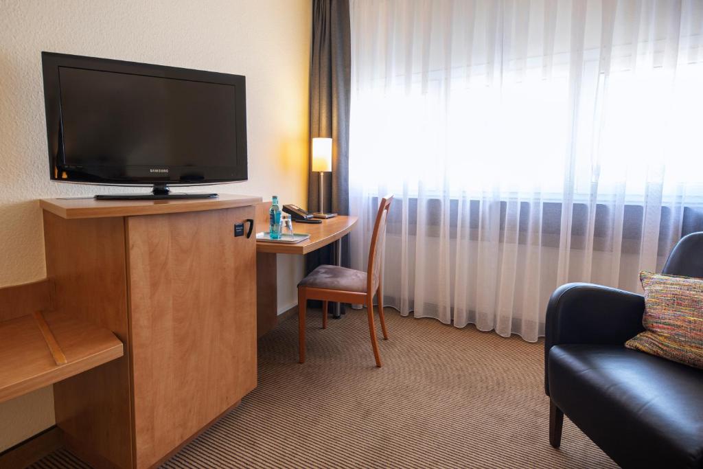 TV a/nebo společenská místnost v ubytování ACHAT Hotel Braunschweig