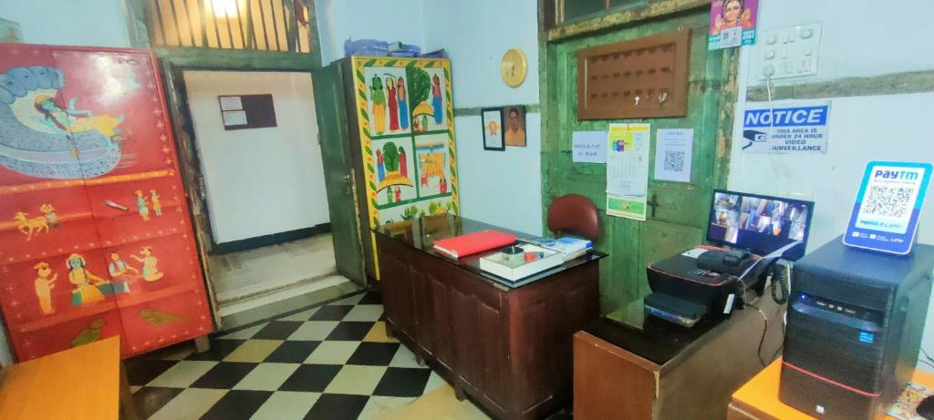 TV o dispositivi per l'intrattenimento presso Hostel Vasantashram CST Mumbai, Free Wifi with 1940s Retro vibe