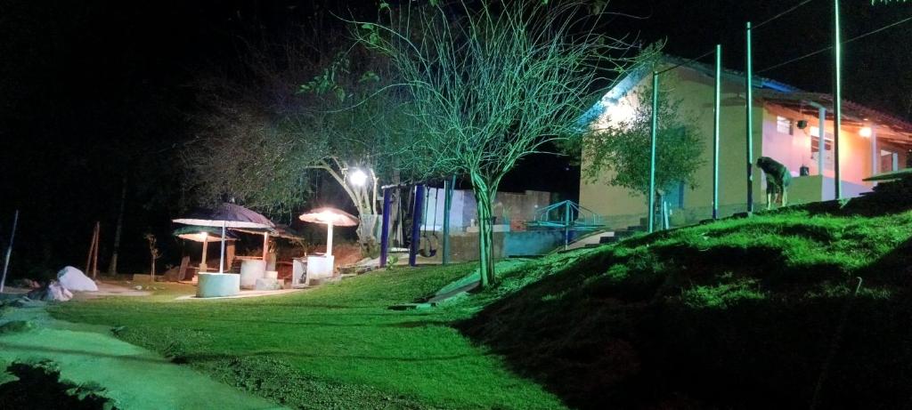 a night view of a house with lights at Casa de sítio Carlito Aranha in Gravatal