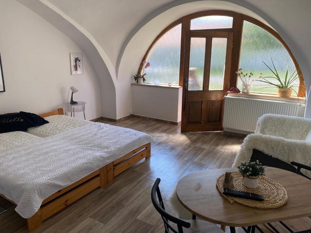 Postel nebo postele na pokoji v ubytování Apartmán v koňském areálu Židovice