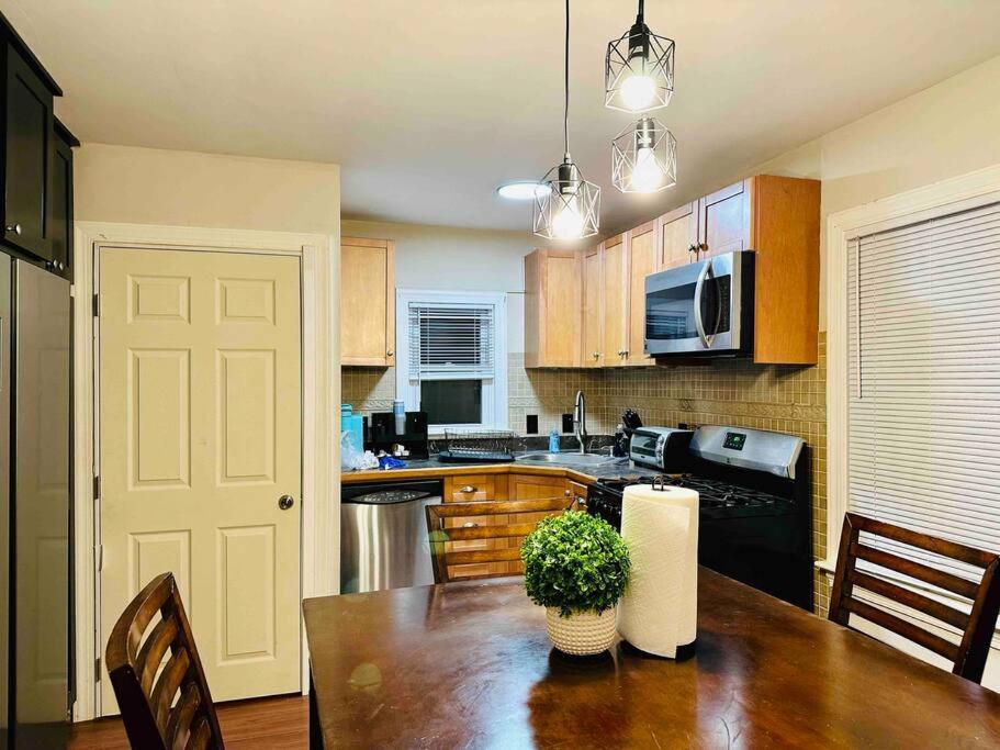 una cocina con una mesa con una maceta. en Campu’s House - HOME SWEET HOME in Cherry Hill, en Cherry Hill