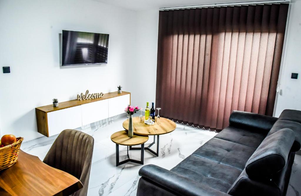 een woonkamer met een bank en een tafel bij Luxury Villa M&B in Tuzla
