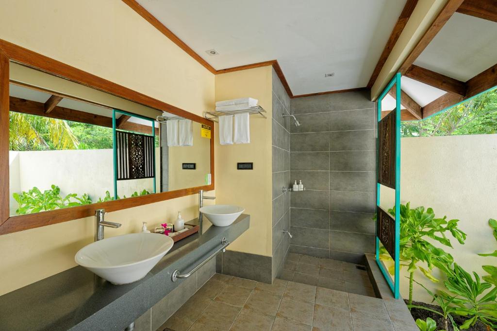Koupelna v ubytování Canareef Resort Maldives