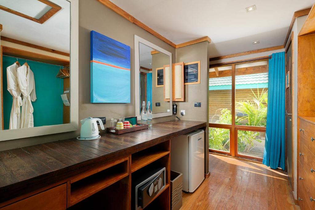 Kuchyň nebo kuchyňský kout v ubytování Canareef Resort Maldives