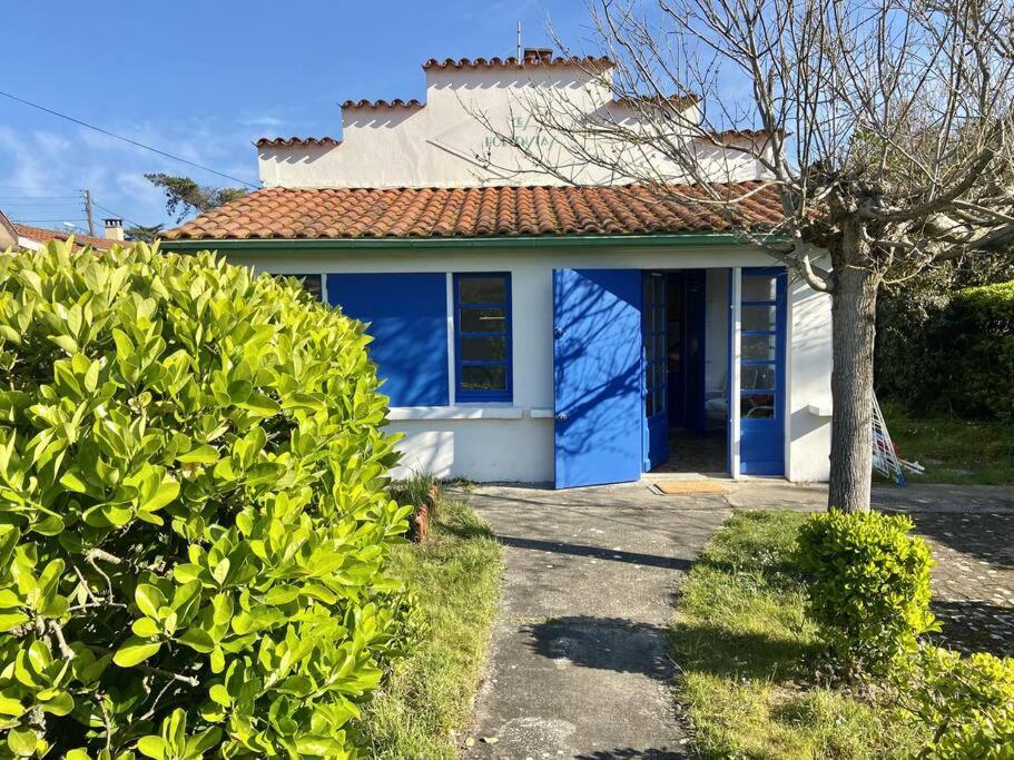 a blue and white house with a tree in front of it at Mimizan Surf & Beach House 250m océan + forêt in Mimizan
