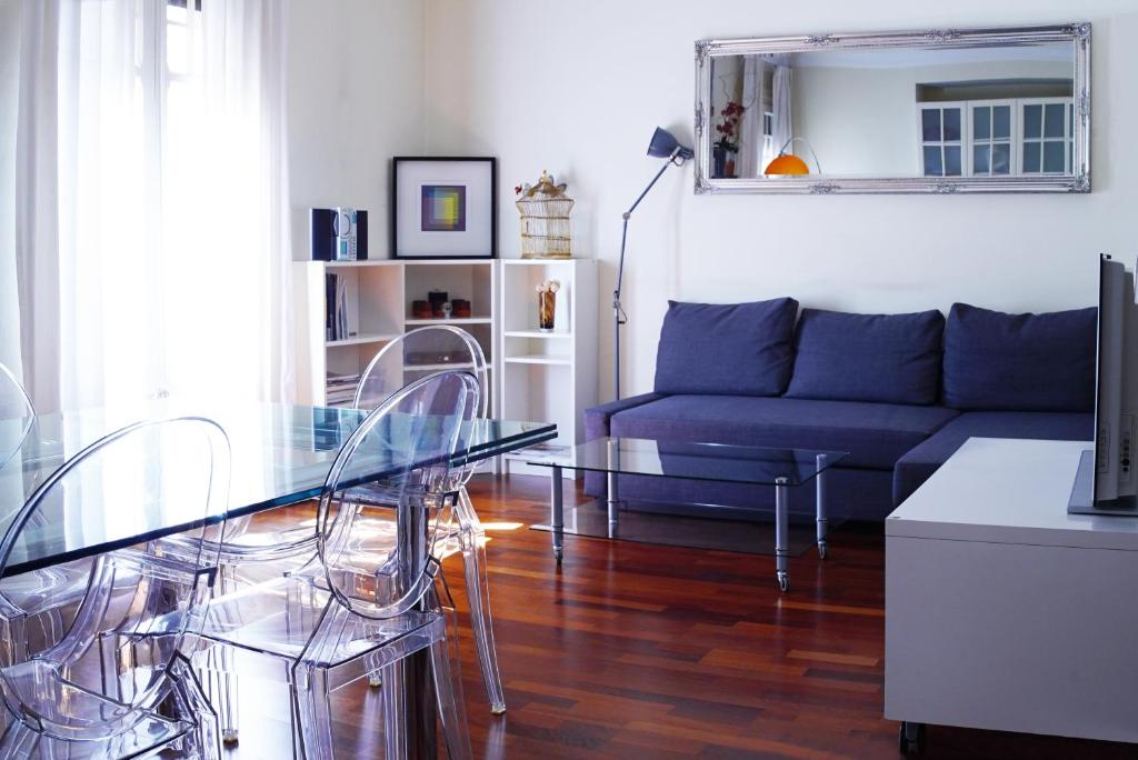 uma sala de estar com uma mesa de vidro e um sofá em Canela Homes BARCELONA JARDINETS em Barcelona