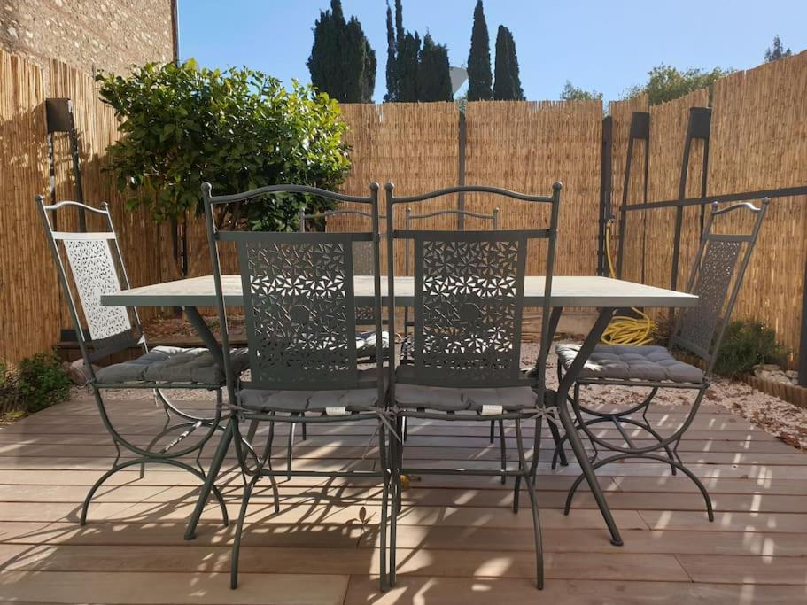 une table et deux chaises assises à une table dans l'établissement Beau duplex au coeur du village, à Saint-Cyprien