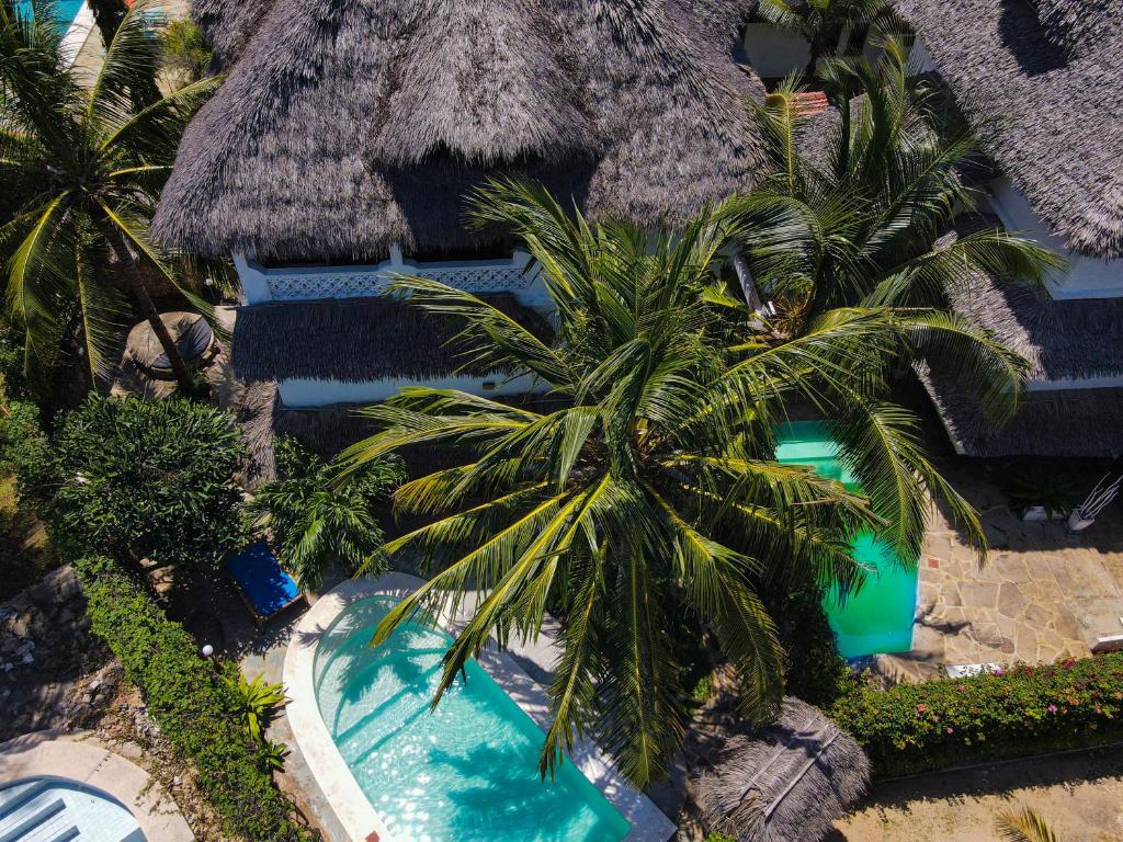 una vista aérea de un complejo con piscina y palmeras en Villa Jupiter - Watamu, en Watamu