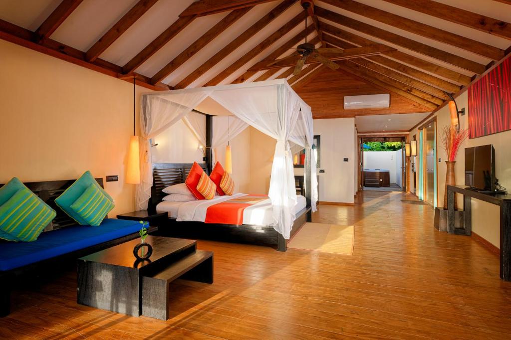 TV a/nebo společenská místnost v ubytování Canareef Resort Maldives