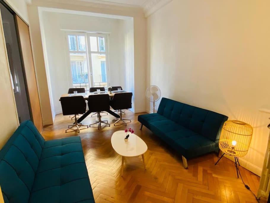 un salon avec un canapé bleu et une table dans l'établissement Coeur de Nice emplacement idéal, à Nice