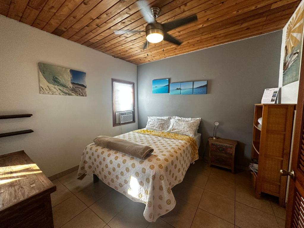1 dormitorio con 1 cama y ventilador de techo en Guest House - V-land en Haleiwa