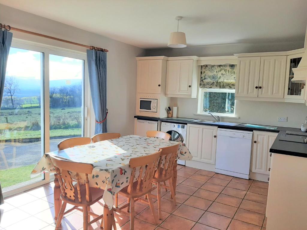 Kuchyň nebo kuchyňský kout v ubytování Abhainn Ri Cottages