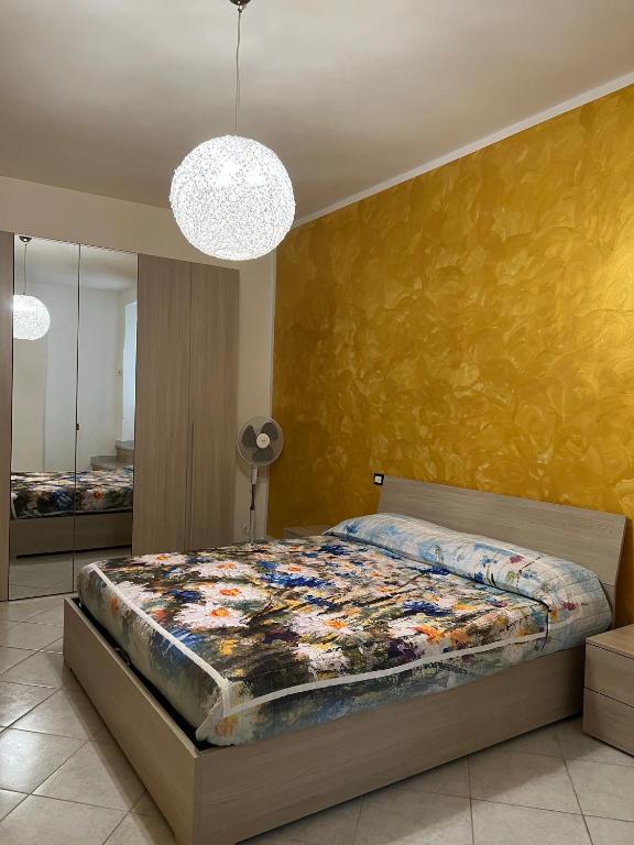 una camera con un letto e una parete gialla di Il mondo di Leo a Tocco da Casauria