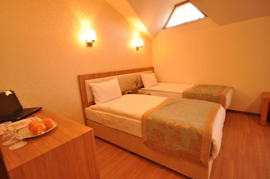 Postel nebo postele na pokoji v ubytování Grand Anzac Hotel
