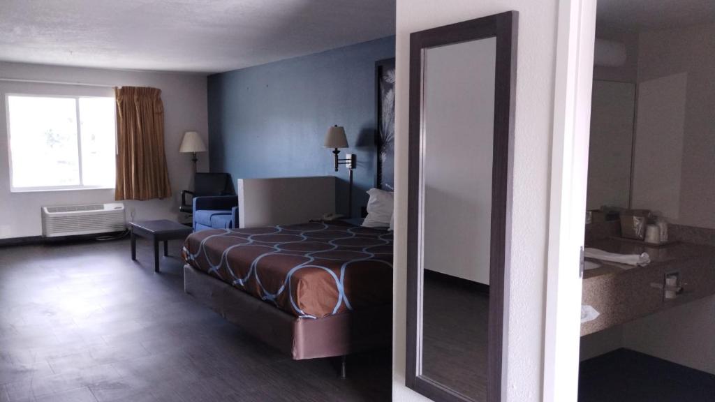 Postel nebo postele na pokoji v ubytování Super 8 Motel by Wyndham near Fort Lauderdale Arpt