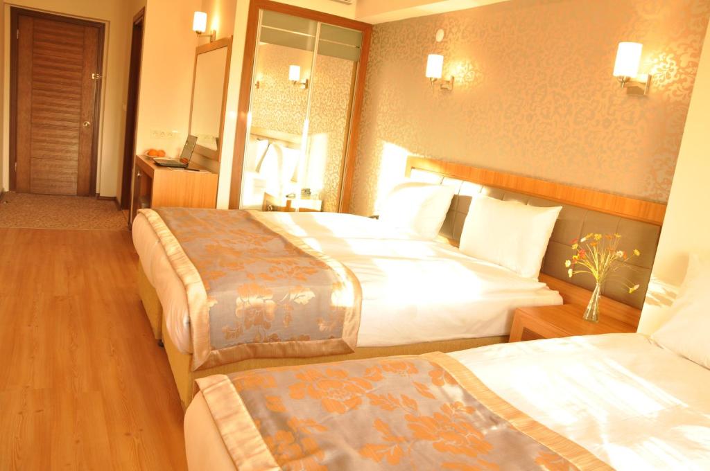 Postel nebo postele na pokoji v ubytování Grand Anzac Hotel
