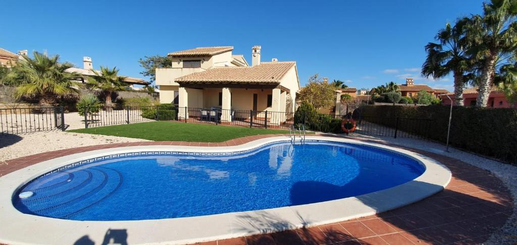 une grande piscine bleue en face d'une maison dans l'établissement HL 017 ·HL 017 3 bedroom 2 bathroom, villa high standard, à Fuente Alamo