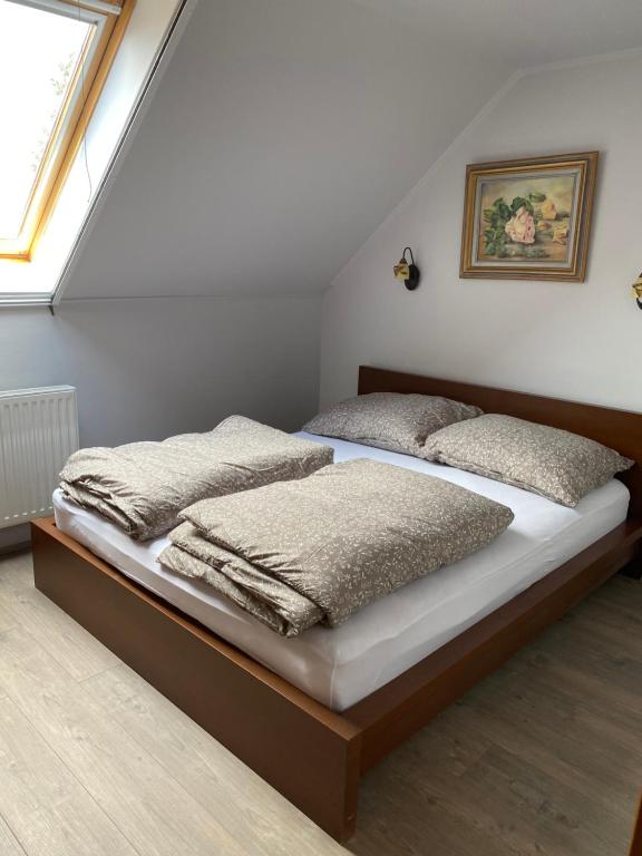 ein Schlafzimmer mit 2 Betten und Decken darauf in der Unterkunft M&D Wellness in Kozármisleny