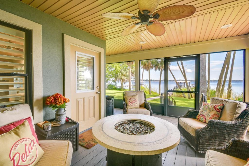 Posezení v ubytování East Palatka Home on St Johns River with Boat Dock!