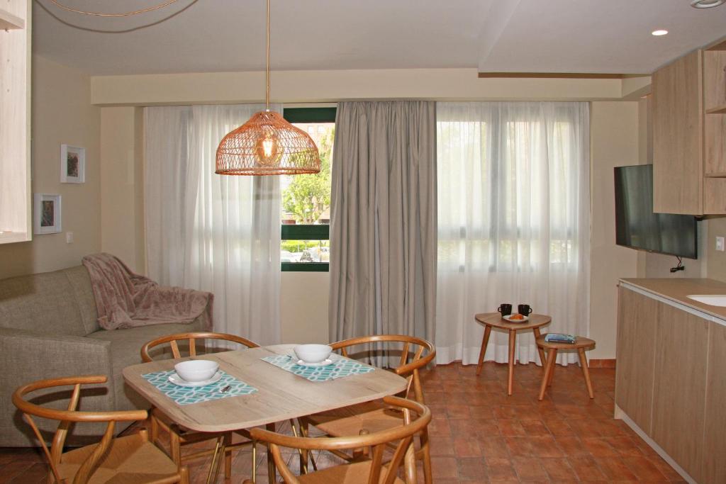 a kitchen and living room with a table and chairs at Apartamentos Las Ciencias Studio M in Valencia