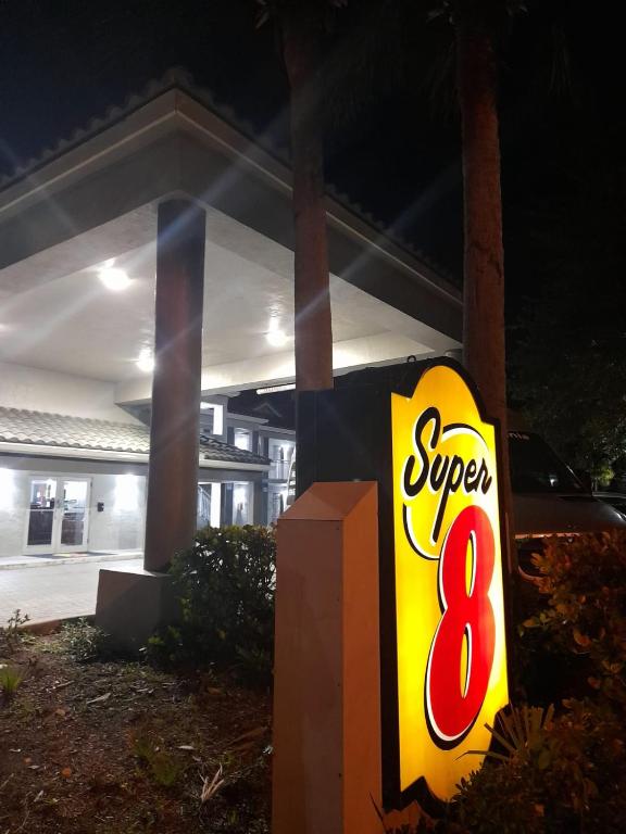 Certifikát, hodnocení, plakát nebo jiný dokument vystavený v ubytování Super 8 Motel by Wyndham near Fort Lauderdale Arpt