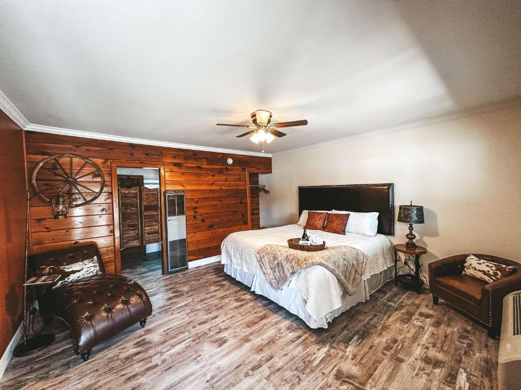 - une chambre avec un lit et un ventilateur de plafond dans l'établissement Woody Mountain Bed & Breakfast, à Flagstaff