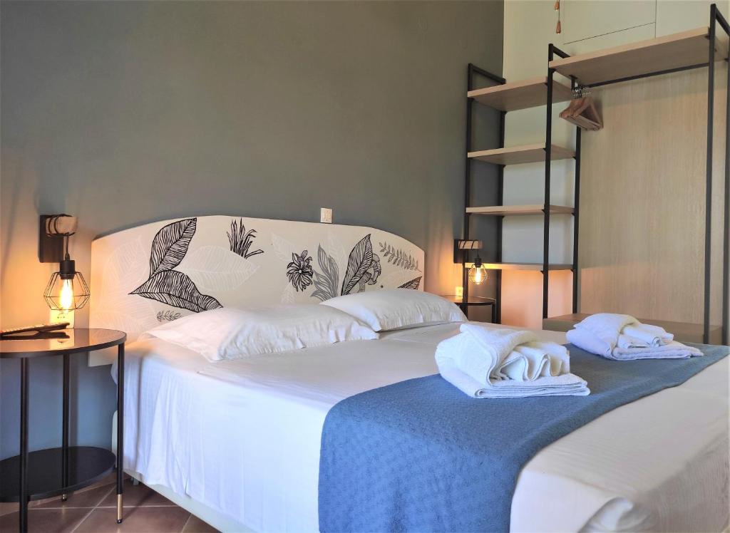 Postel nebo postele na pokoji v ubytování Simatos αpARTments & Studios