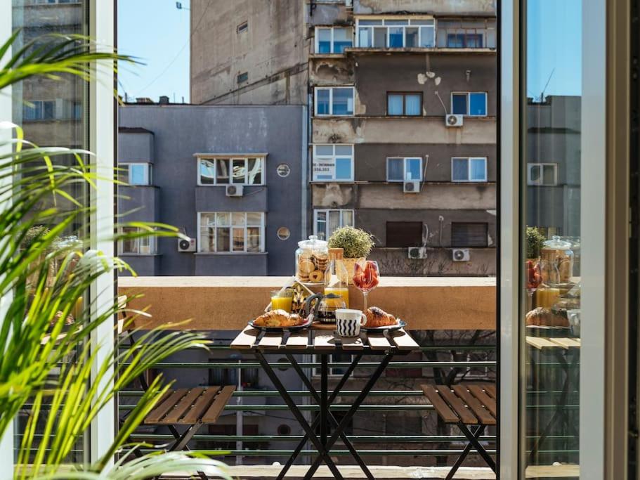 una mesa en un balcón con comida en NewStudio & City Center I Balcony I Netflix, en Bucarest