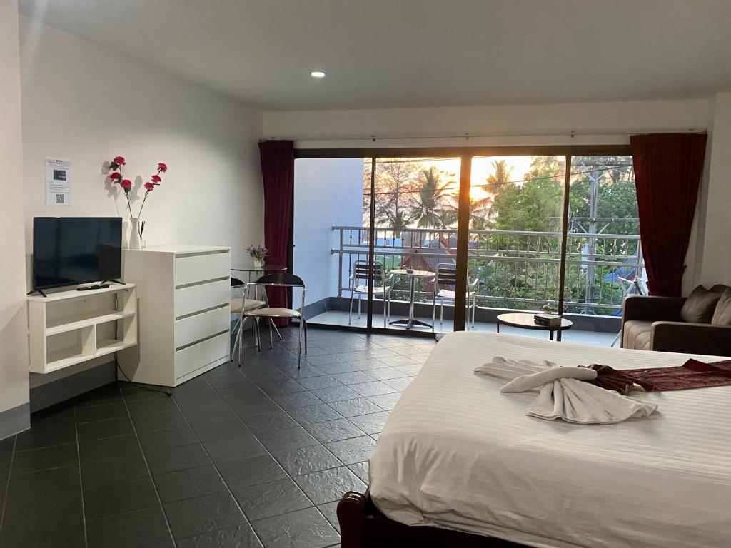 TV a/nebo společenská místnost v ubytování Deng's kamala beach Guesthouse