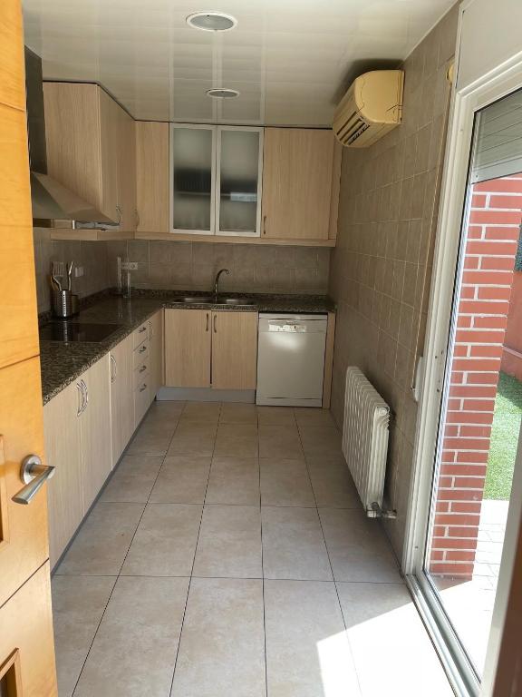 Kuchyňa alebo kuchynka v ubytovaní Villa for 2 families