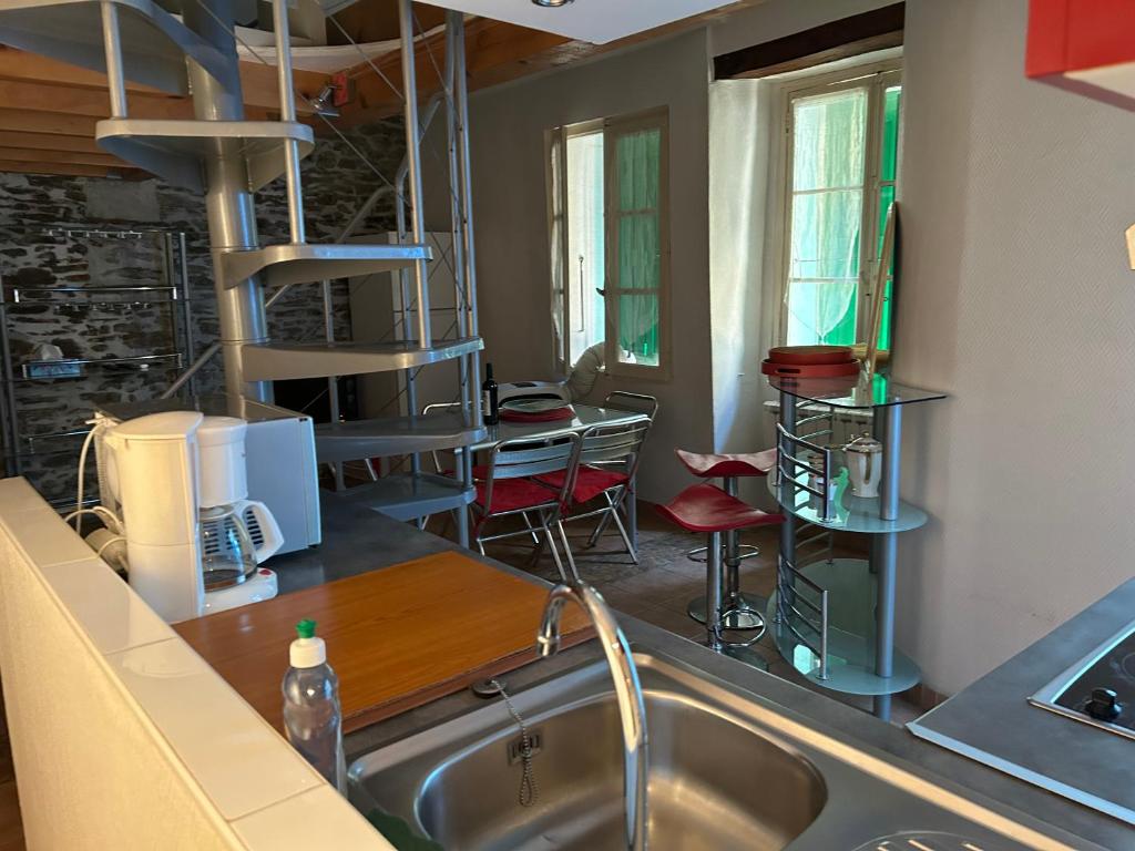 une cuisine avec un évier et un plan de travail dans l'établissement Petite maison quartier hist, à Collioure