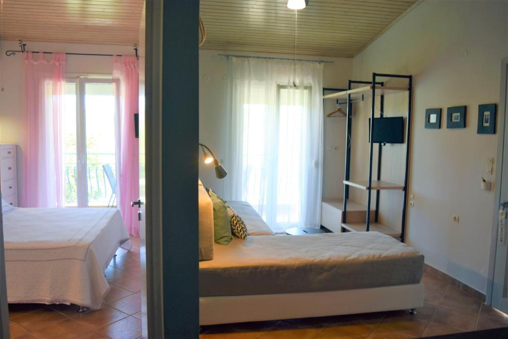 Postel nebo postele na pokoji v ubytování Simatos αpARTments & Studios