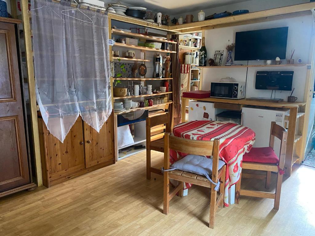 a kitchen with a table and two chairs and a desk at Soustons plage Maison terrasse 2 pers et 1 enfant Les villas du lac Tennis mini golf in Soustons