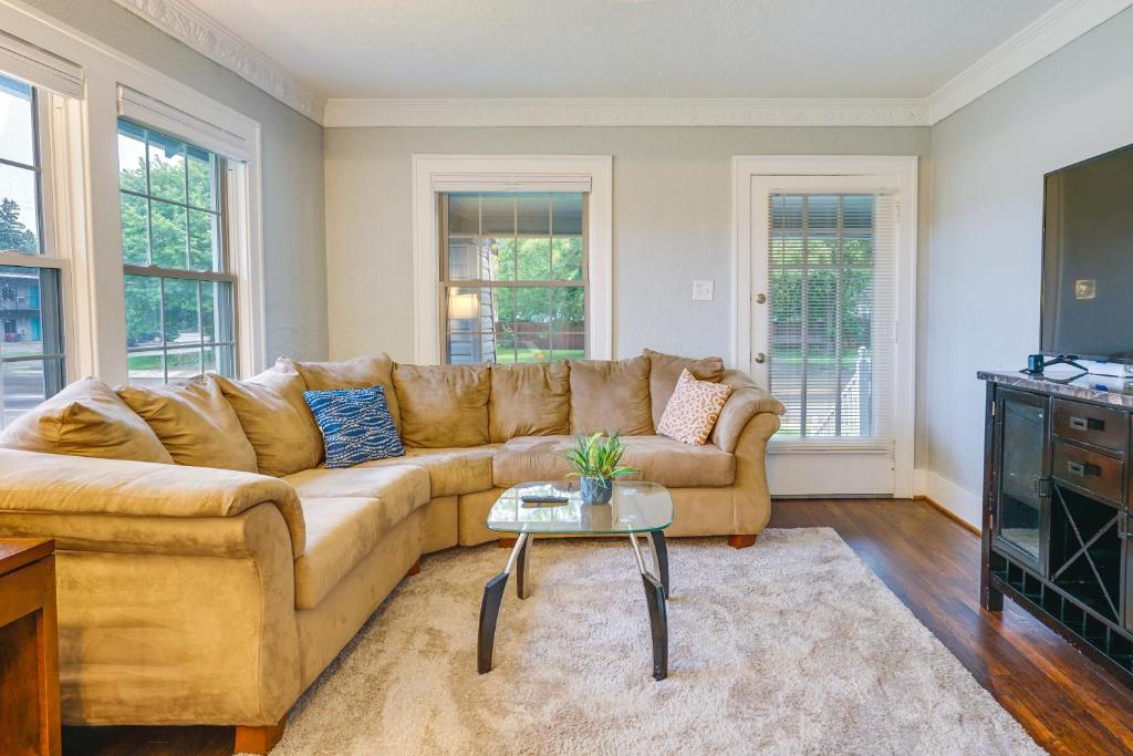sala de estar con sofá y mesa en Updated Royal Oak Home Rental Near Downtown! en Royal Oak